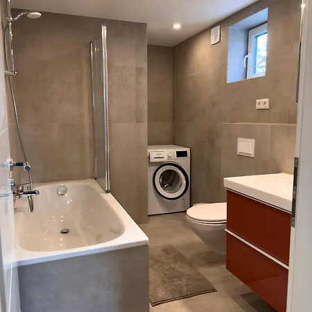 アパート 4 Rooms, Free Parking, 25 Min To Duesseldorf, 100 Mbps Wlan ドゥイスブルグ