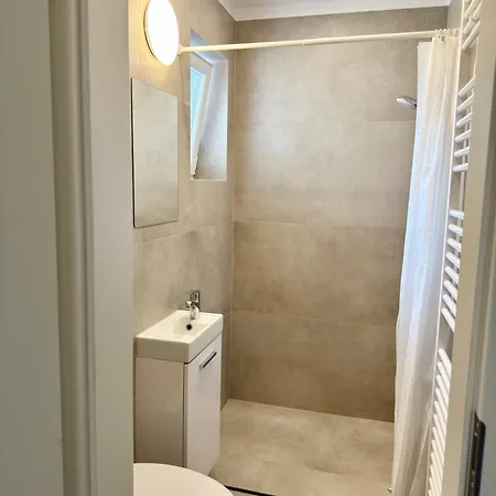 4 Rooms, Free Parking, 25 Min To Duesseldorf, 100 Mbps Wlan